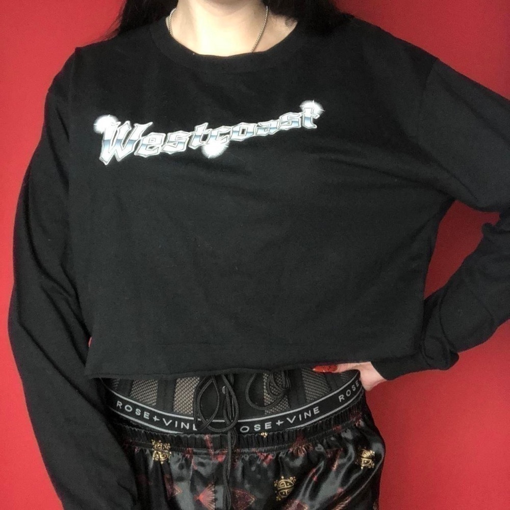 West coast long sleeve  crop top 🤍🖤​​​​​​​​​​​​​​​​​​​​​​​​